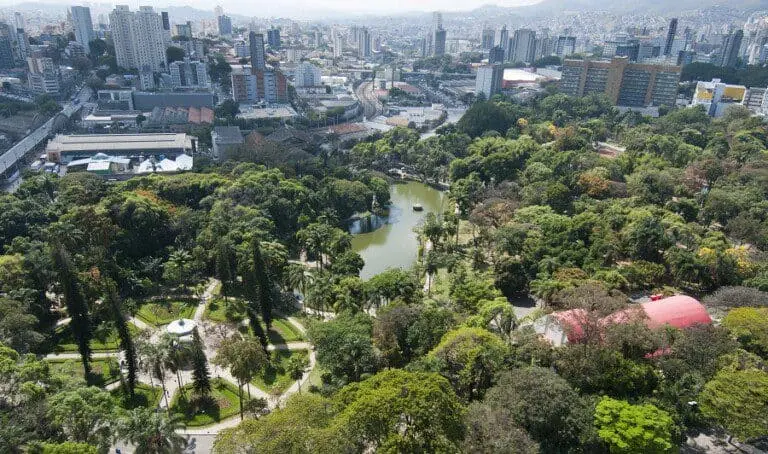 Imagem da vista aérea do Parque Municipal Américo Renné Giannetti para ilustrar matéria sobre o que fazer em Belo Horizonte em 1 dia