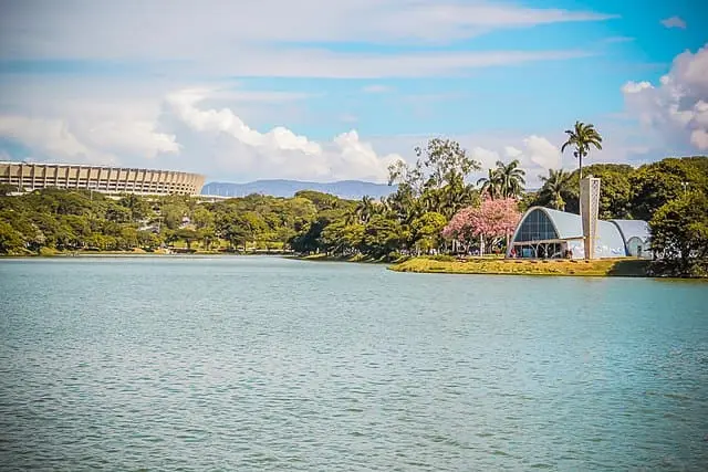 Imagem da vista da Lagoa da Pampulha, localizada em Belo Horizonte, para ilustrar matéria sobre o que fazer em BH