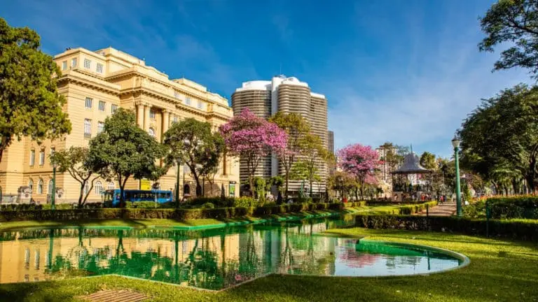 Imagem da Praça da Liberdade mostra lago, vegetação e edifícios da região para ilustrar matéria sobre passeios em Belo Horizonte