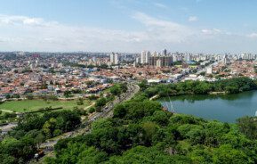 Foto que ilustra matéria de o que fazer em campinas mostra a vista aerea de campinas em sp