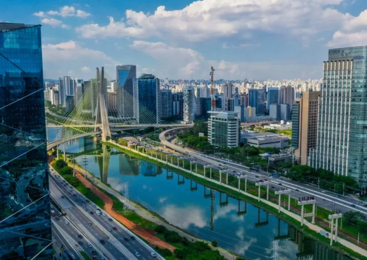 Imagem da Ponte Estaiada e da Marginal Pinheiros em um dia de céu azul para ilustrar matéria sobre a Zona Oeste de São Paulo