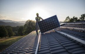 Imagem de um homem fazendo instalação de painel solar.