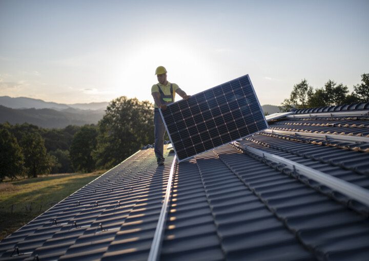 Imagem de um homem fazendo instalação de painel solar.