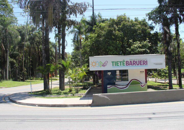 Foto que ilustra matéria sobre os parques em Barueri mostra a entrada com um letreiro do Parque Ecológico do Tietê.