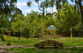 Foto que ilustra matéria sobre Parques em Porto Alegre mostra um recanto do Parque Farroupilha, com uma pequena ponte ao centro, um coreto ao fundo e muitas árvores no entorno.