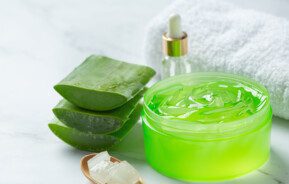 Imagem de uma vasilha com um gel feito de babosa com uma toalha branca no fundo.