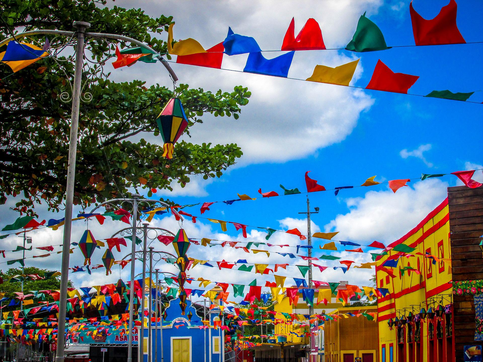 Imagem de várias bandeirinhas de festa junina coloridas. 