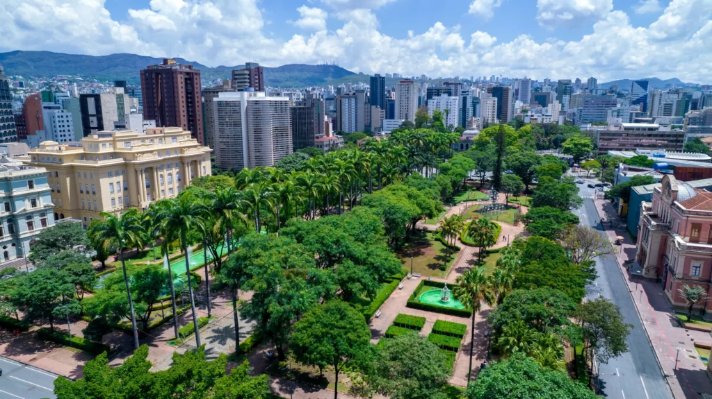 Imagem da vista aérea de um parque e prédios da cidade de Belo Horizonte para ilustrar matéria sobre o melhor bairro de BH