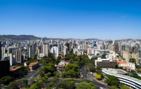 Imagem da vista aérea da Praça da Liberdade em Belo Horizonte mostra praça, vegetação e prédios ao redor para ilustrar matéria sobre os melhores bairros de BH