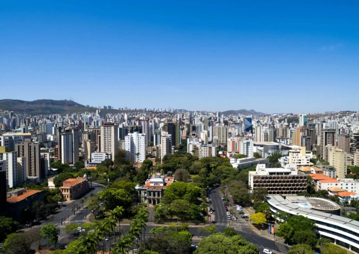 Imagem da vista aérea da Praça da Liberdade em Belo Horizonte mostra praça, vegetação e prédios ao redor para ilustrar matéria sobre os melhores bairros de BH