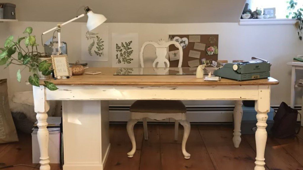 mesa e cadeira em estilo vintage