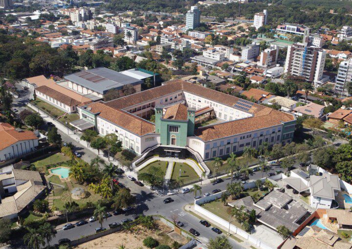 Foto que ilustra matéria sobre escolas em Belo Horizonte mostra uma visão do alto do Colégio Santa Marcelina.