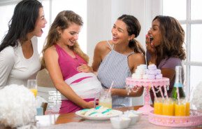 magem de uma grávida em um chá de fralda com as amigas.