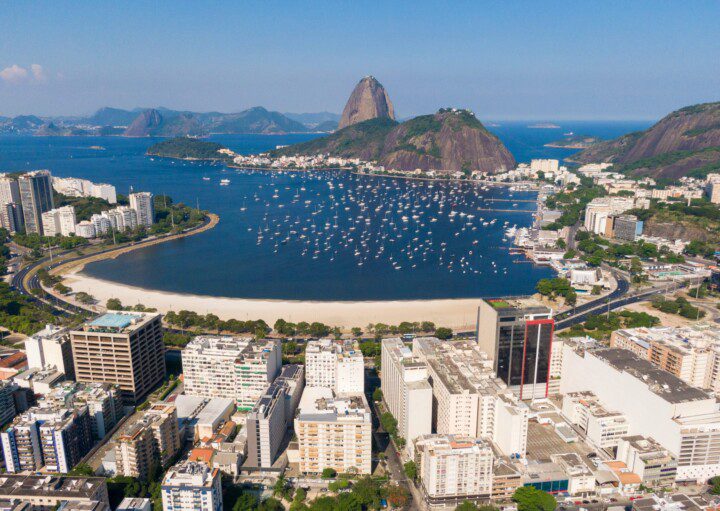 Imagem que ilustra matéria sobre melhores cidades do Rio de Janeiro mostra a cidade do Rio com vista áerea para a praia e o corcovado.