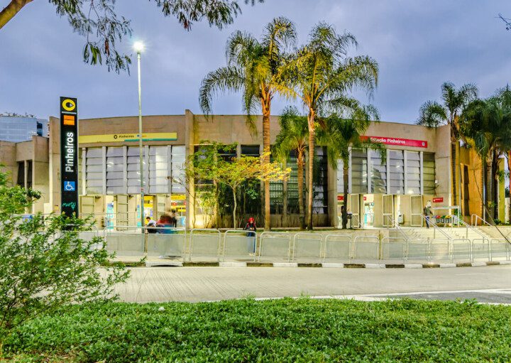 Imagem que ilustra matéria sobre terminal pinheiros mostra a entrada do metrô pinheiros