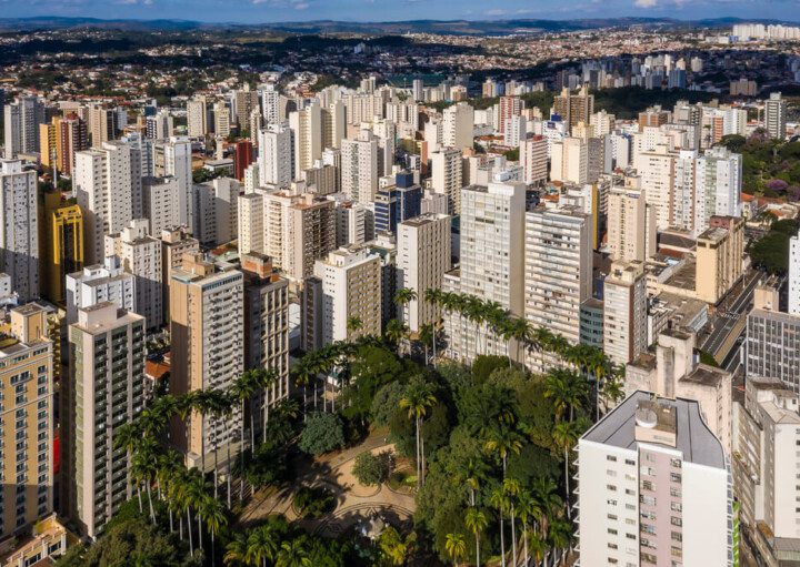 Foto que ilustra matéria sobre o custo de vida em Campinas mostra uma pequena praça arborizada, que é o centro da parte inferior da imagem, vista do alto e cercada de grandes prédios.