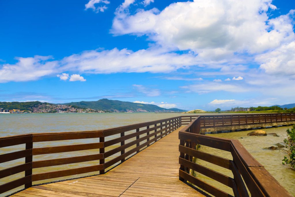 Foto que ilustra matéria sobre parques em Florianópolis mostra o parque dos coqueiros em florianopolis