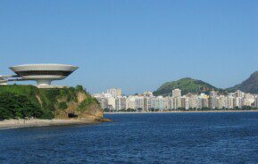 Foto que ilustra matéria sobre os bairros de Niterói mostra uma visão panorâmica da orla da cidade, com o Museu de Arte Contemporânea (MAC) à esquerda e, ao fundo, a praia de Icaraí.