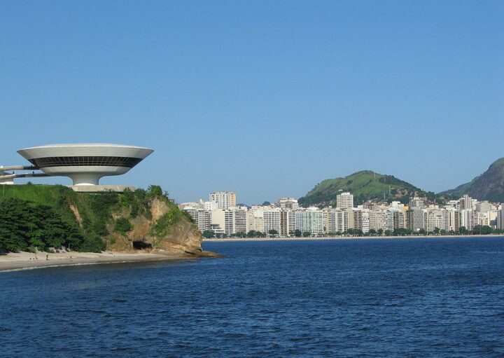 Foto que ilustra matéria sobre os bairros de Niterói mostra uma visão panorâmica da orla da cidade, com o Museu de Arte Contemporânea (MAC) à esquerda e, ao fundo, a praia de Icaraí.