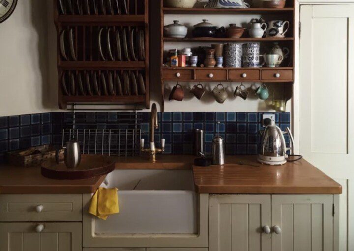 cozinha vintage com armários de madeira