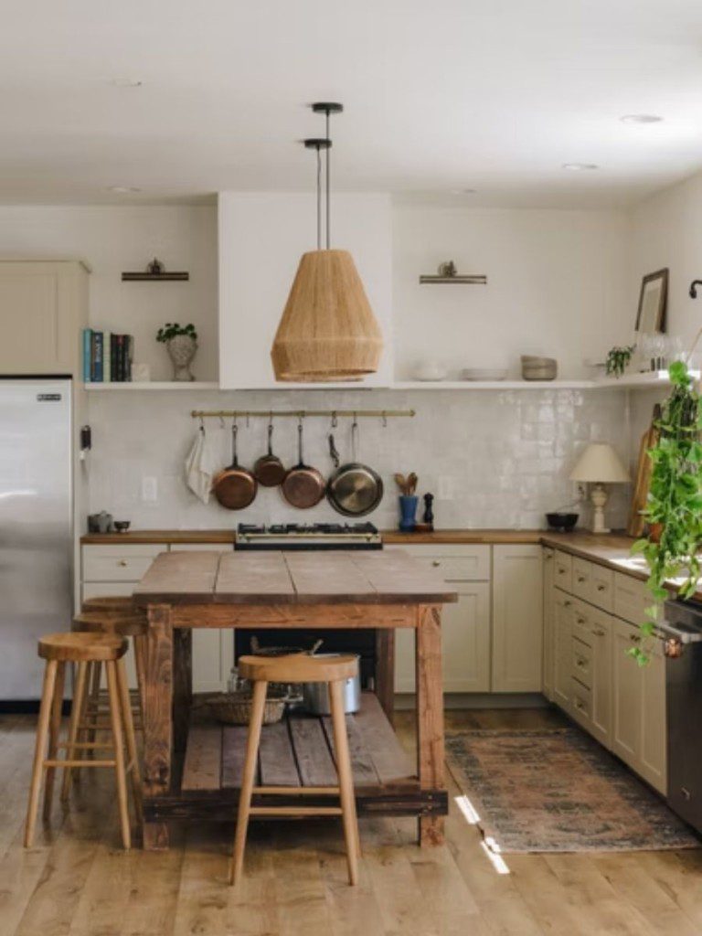 cozinha vintage com armários em L e mesa central