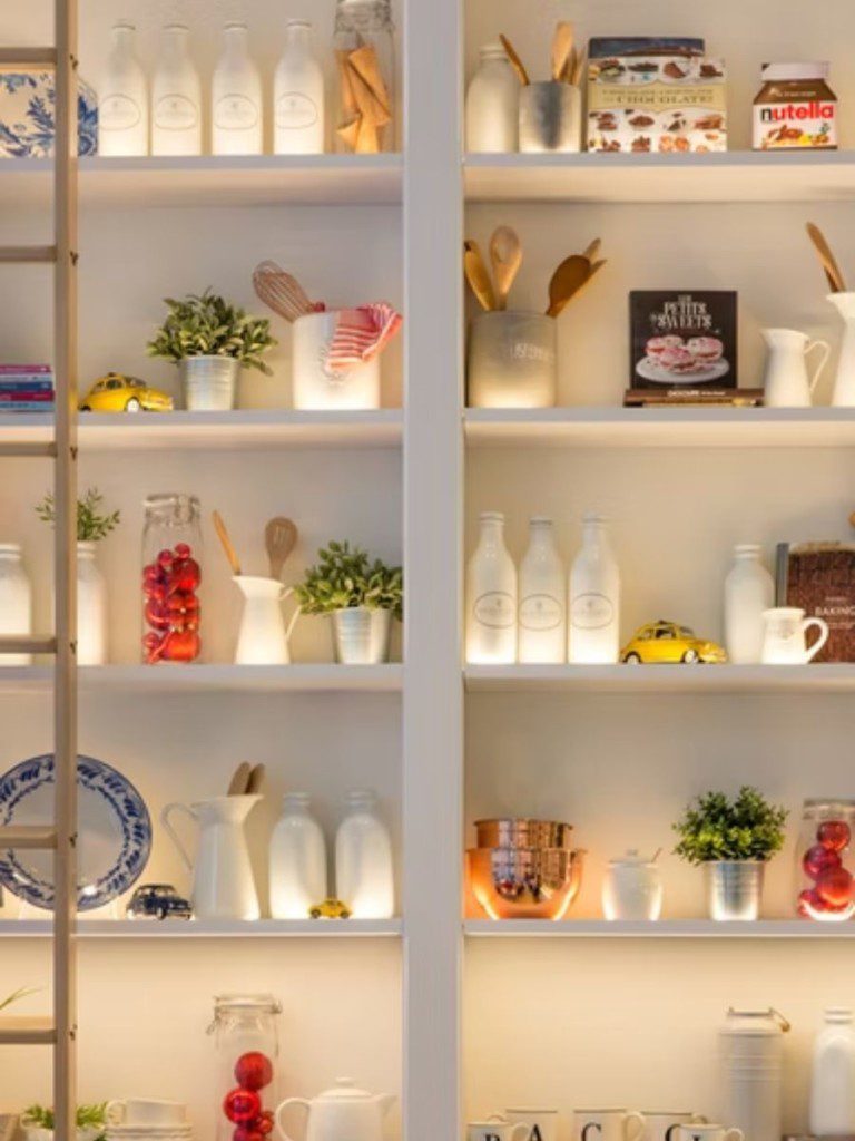 armário de cozinha cheio de utensílios decorativos