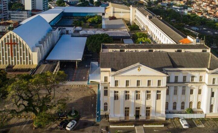 Foto que ilustra matéria sobre escolas particulares em Salvador mostra a fachada do Colégio Antônio Vieira.