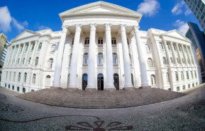 Foto que ilustra matéria sobre faculdades em Curitiba mostra a fachada prédio histórico da Universidade Federal do Paraná, no Centro da cidade