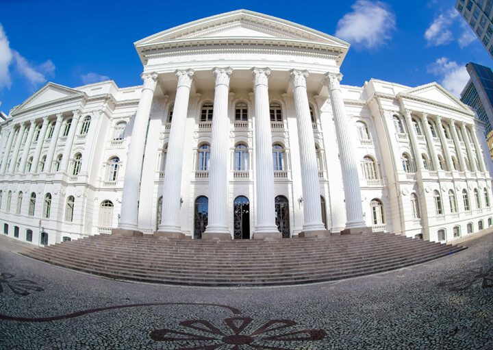 Foto que ilustra matéria sobre faculdades em Curitiba mostra a fachada prédio histórico da Universidade Federal do Paraná, no Centro da cidade