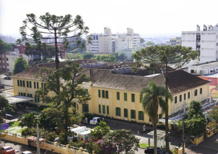 Foto que ilustra matéria sobre hospitais em Curitiba mostra, de um ângulo de cima, a fachada do Hospital Pediátrico Pequeno Príncipe.