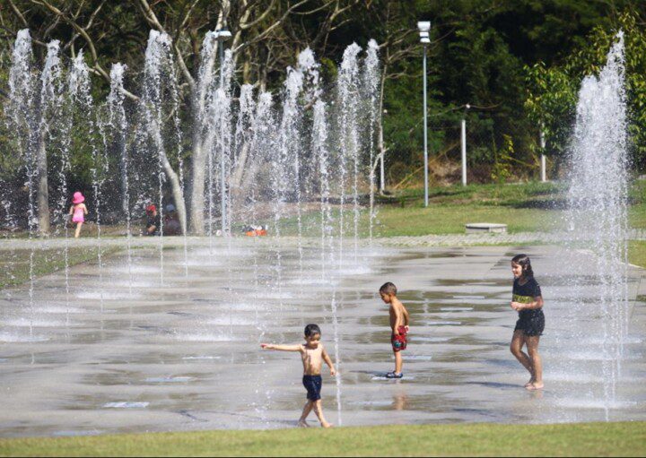 Foto que ilustra matéria sobre Parque em São José dos Campos mostra uma das atrações do Parque Ribeirão Vermelho: s jatos de água que saem do chão e divertem as crianças. Na imagem, algumas crianças aparecem se banhando nos jatos.