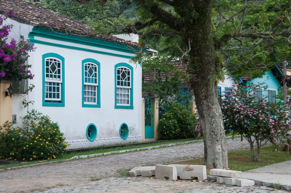 Foto que ilustra matéria sobre as praias de Palhoça mostra uma das ruas com casario açoriano da Enseada de Brito