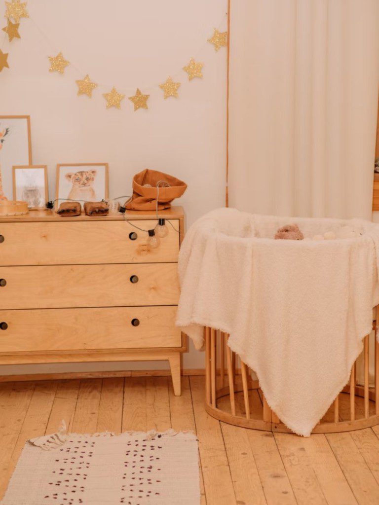 quarto infantil com berço e cômoda de bebê