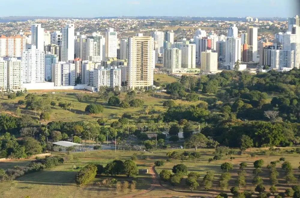 Imagem da vista aérea de Águas Claras, em Brasília, mostra um parque com diversas árvores e prédios ao fundo para ilustrar matéria sobre os melhores bairros de Brasília