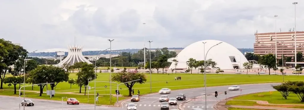 Imagem da vista aérea da Esplanada dos Ministérios, em Brasília, mostra o Museu e a Catedral da cidade, para ilustrar matéria sobre qual a melhor região para comprar casa em Brasília hoje