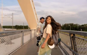 Imagem de um homem e uma mulher andando pela Ponte JK, em Brasília, para ilustrar matéria sobre o que fazer em Brasília