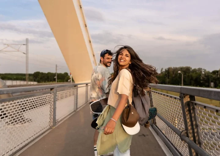 Imagem de um homem e uma mulher andando pela Ponte JK, em Brasília, para ilustrar matéria sobre o que fazer em Brasília