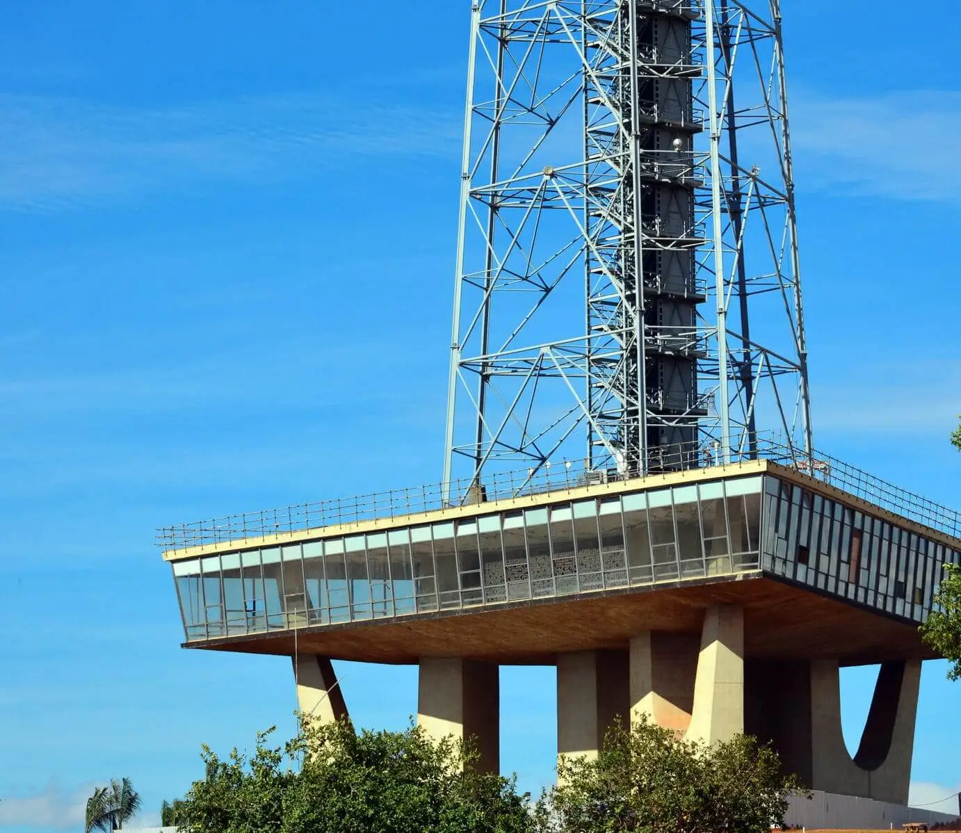 A Torre de TV de Brasília, um dos principais pontos turísticos da cidade, oferece uma vista panorâmica deslumbrante da capital