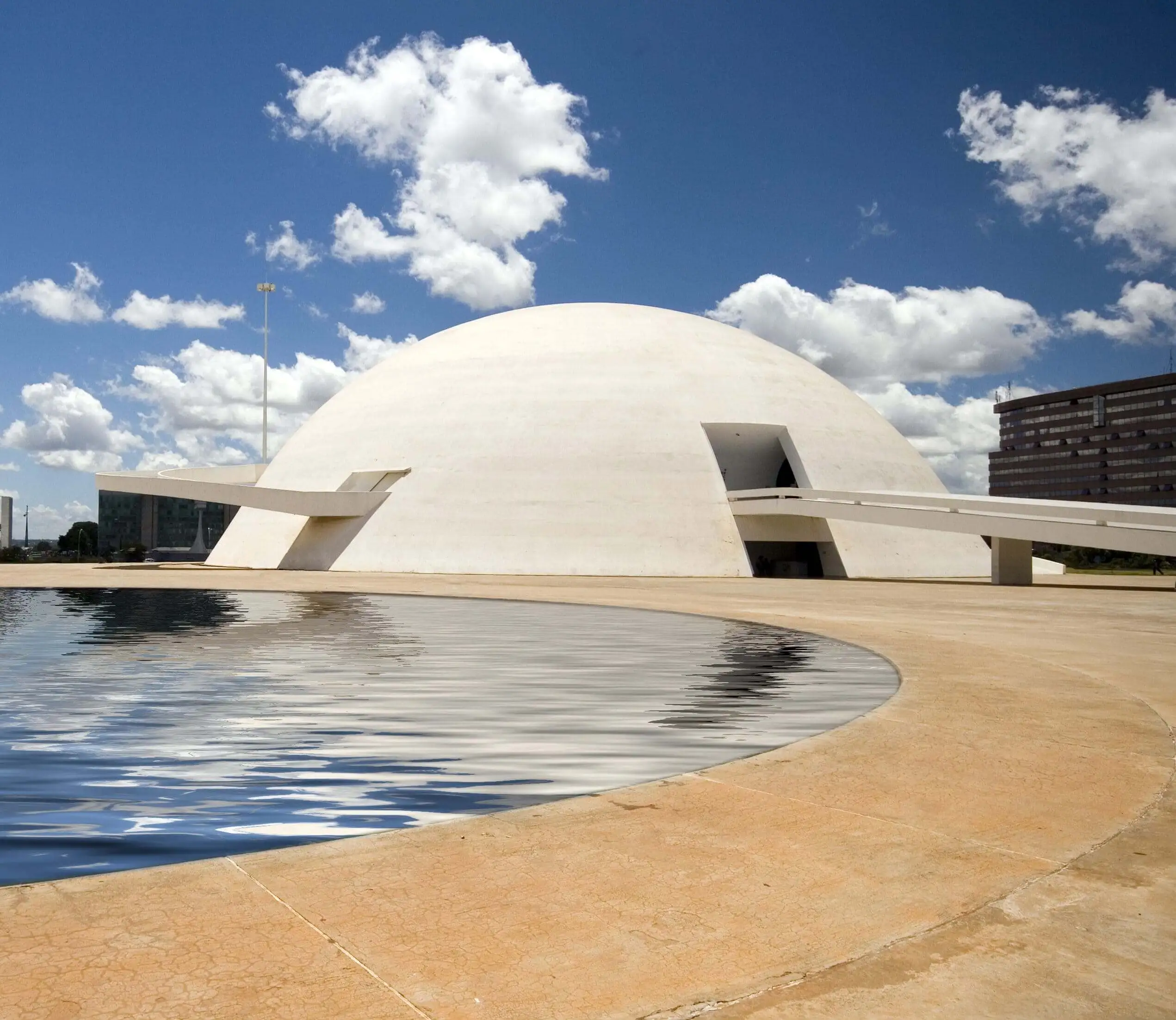 Localizado no coração da cidade, o museu encanta os visitantes com suas linhas modernas e imponentes e é uma forma de conhecer mais sobre a cidade