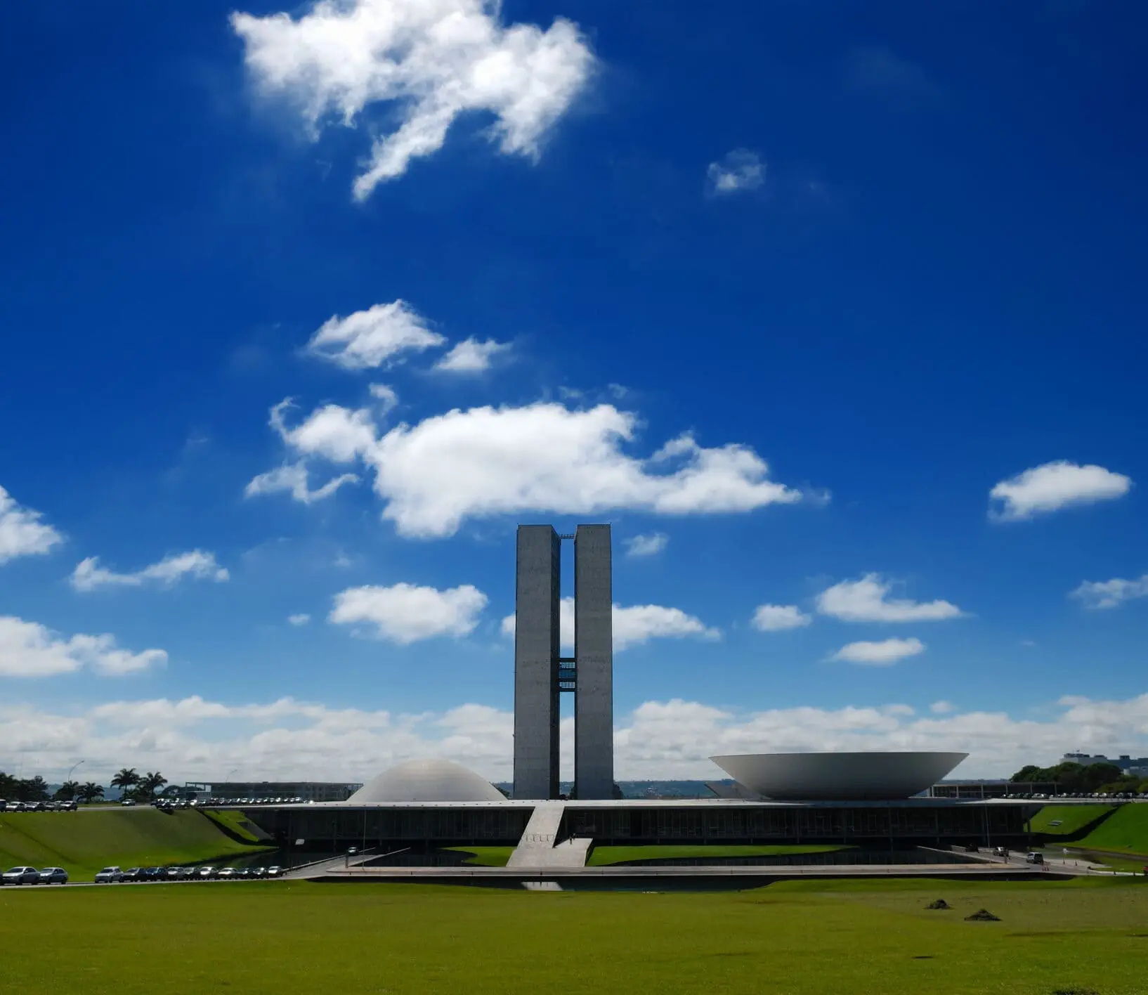 O Congresso Nacional abriga duas casas legislativas, a Câmara dos Deputados e o Senado Federal, e é um marco arquitetônico de Brasília