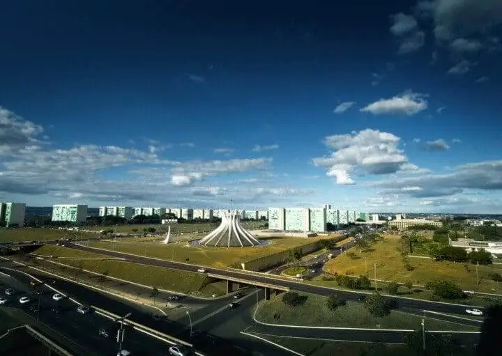 Imagem da vista aérea da Esplanada dos Ministérios mostra prédios históricos da capital do Brasil para ilustrar matéria sobre o que não pode deixar de fazer em Brasília