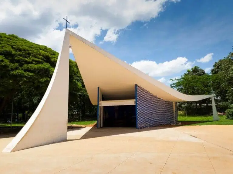 Imagem da estrutura externa da Capela Nossa Senhora de Fátima, a Igrejinha, para ilustrar matéria sobre onde comer em Brasília