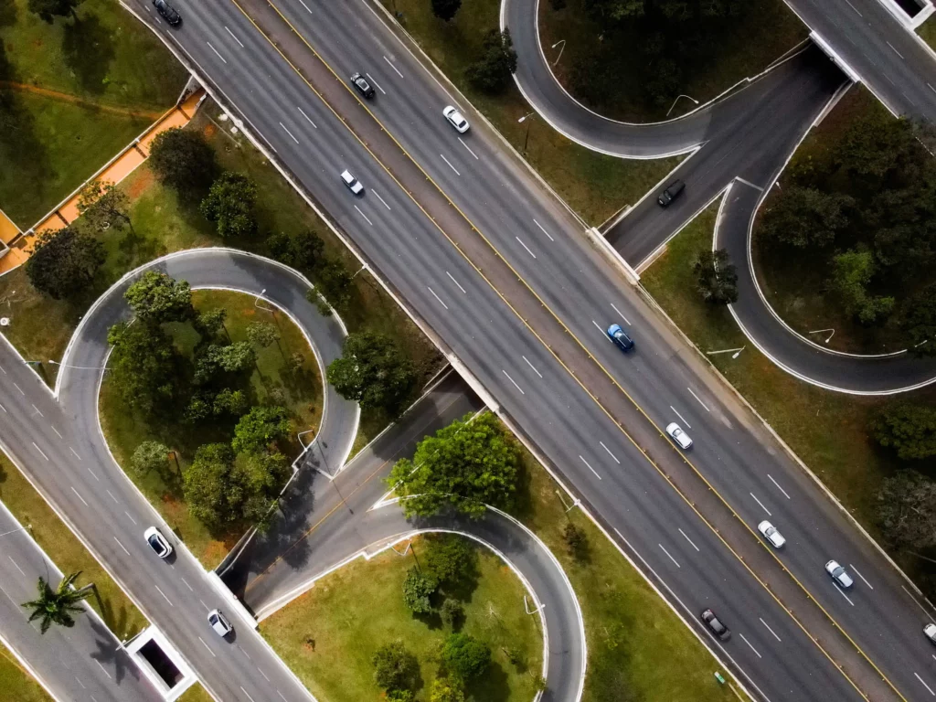 Imagem da vista aérea do Eixão, o Eixo Rodoviário de Brasília, para ilustrar matéria sobre quais são os melhores bairros de Brasília
