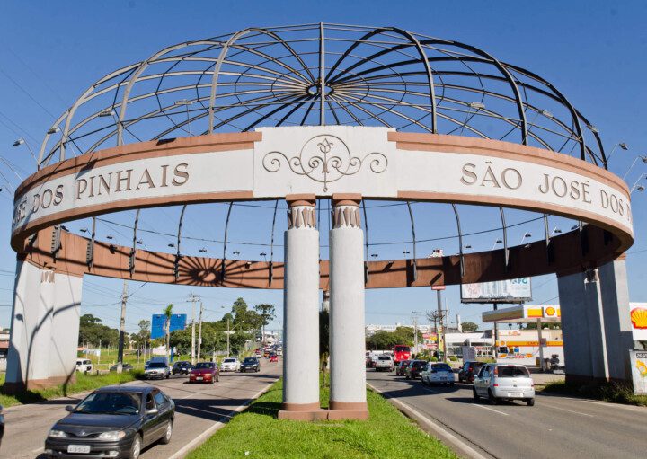 Foto que ilustra matéria sobre bairros em São José dos Pinhais mostra uma foto frontal do portal de entrada da cidade.