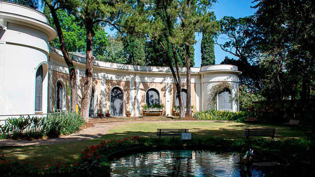 Foto que ilustra matéria sobre museus em sp mostra a parte externa da Casa Museu Ema Klabin