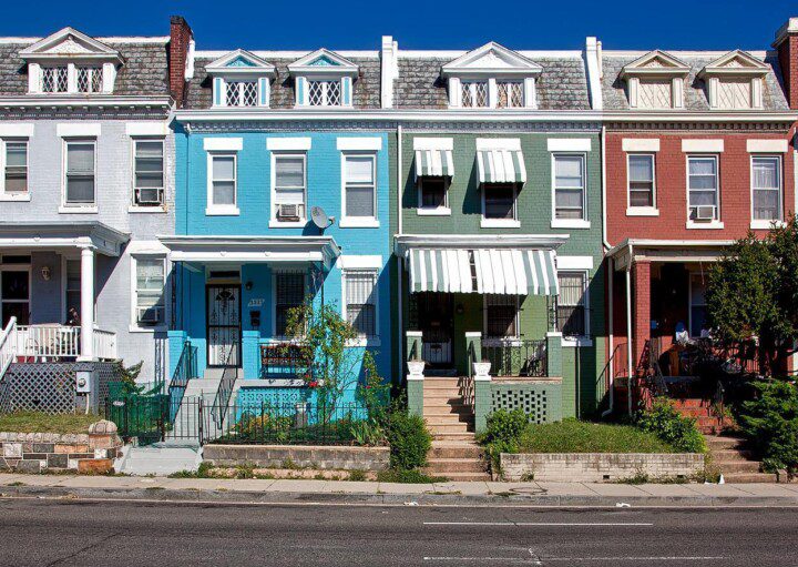 várias casas coloridas lado a lado