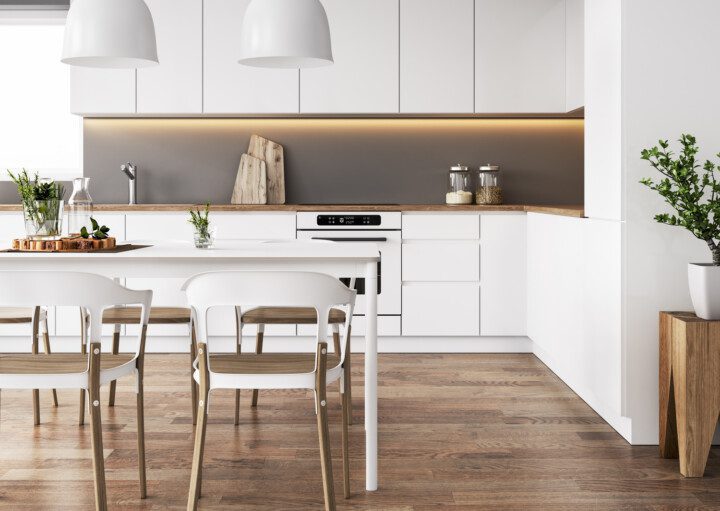 Imagem que ilustra matéria sobre cozinha minimalista mostra uma cozinha minimalista com mesa, armários,