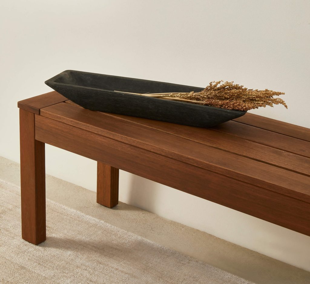 Foto que ilustra matéria sobre decoração de mesa mostra centro de mesa em madeira pode ser usado tanto em uma mesa de jantar como em uma de centro ou mesmo em um aparador encostado na parede.