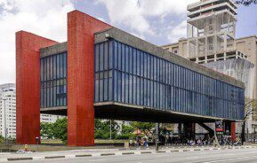 Foto que ilustra matéria sobre museus em sp mostra a área externa do museu de arte de São Paulo, o MASP.