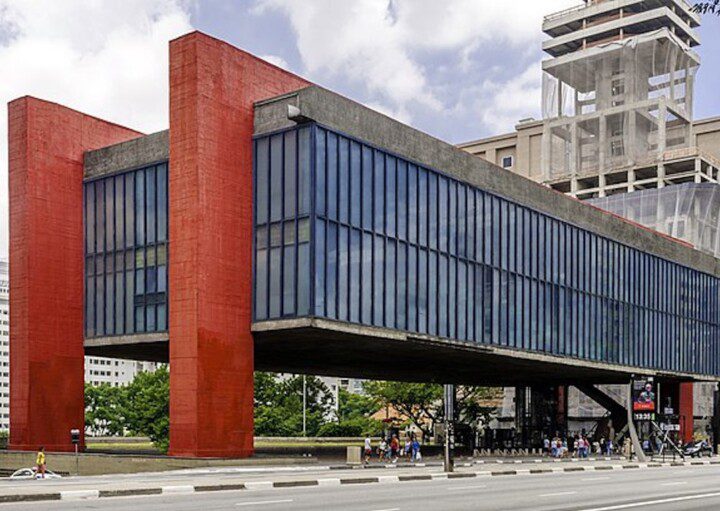 Foto que ilustra matéria sobre museus em sp mostra a área externa do museu de arte de São Paulo, o MASP.